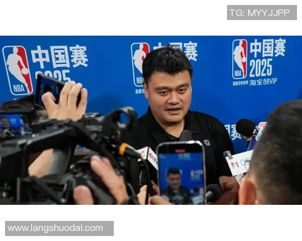 姚明因伤冰敷恢复训练状态引发球迷关注期待他重返赛场表现