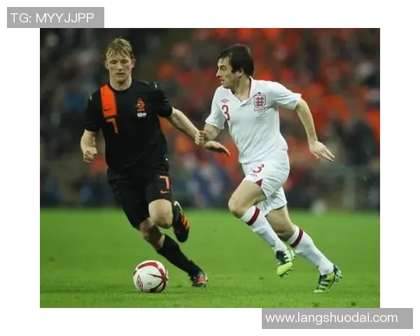 荷兰队与英格兰队热身赛不欢而散,激烈对决引发球迷狂热情绪 荷兰队与英格兰队热身赛不欢而散,激烈对决引发球迷狂热情绪